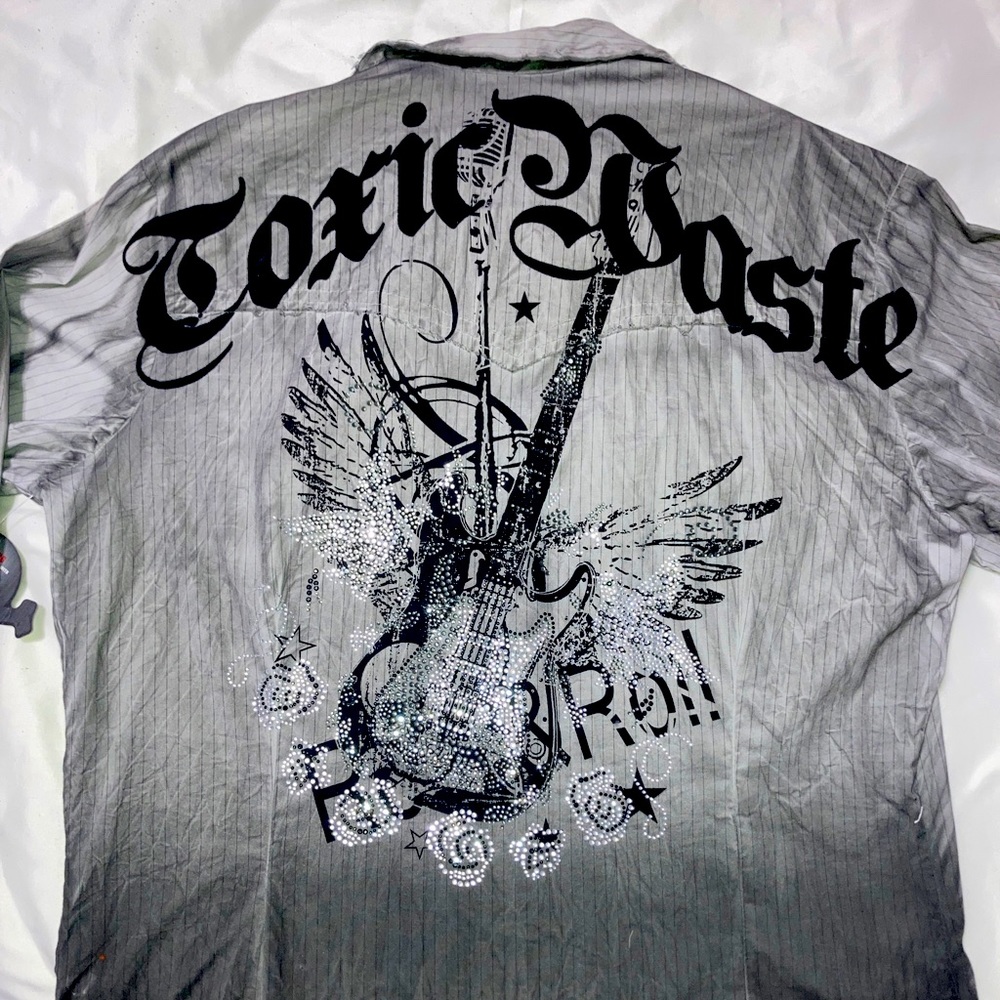 Men’s Distressed Size Large Toxic Waste Long Sleeve Button Up